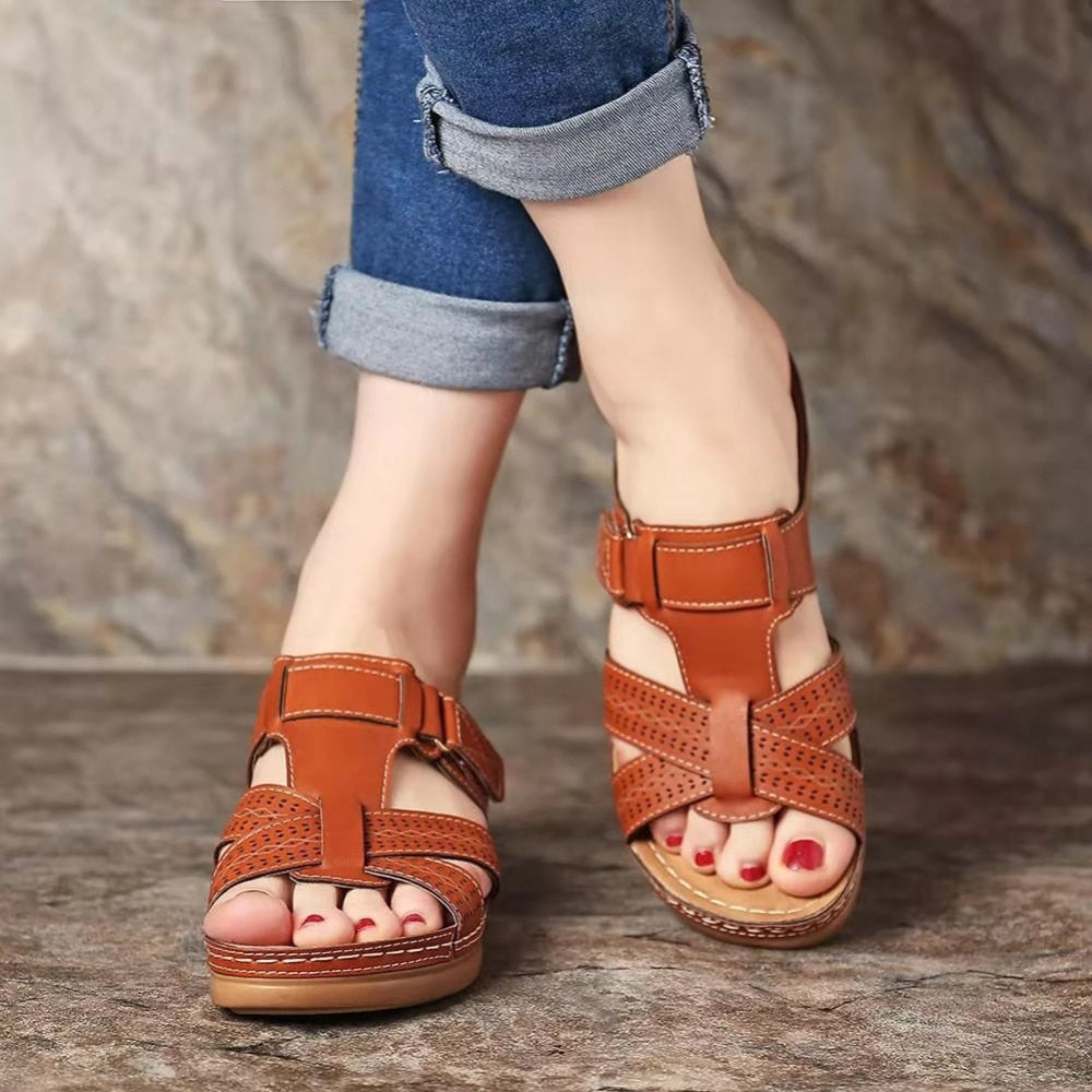 Carla – Breite Keilabsatz-Sandalen