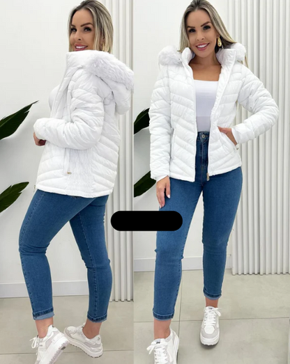 Weiße Steppjacke mit Fellkapuze – Anna