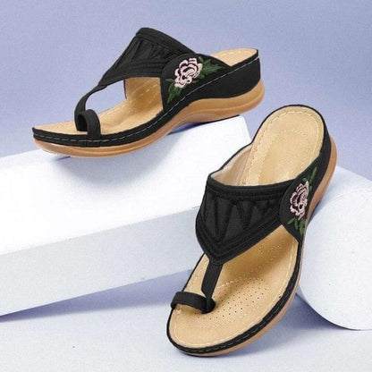 Fiore - Schwarze Sandalen mit floralem Akzent